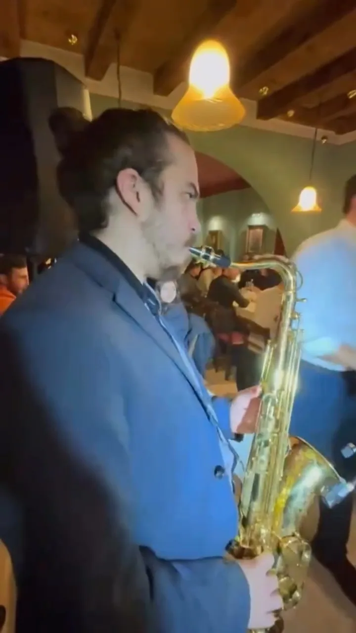 Pietro suona il sax in sala durante la cena